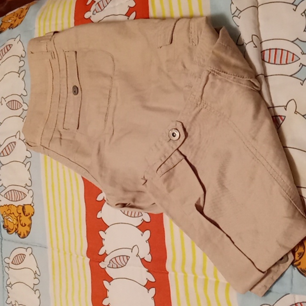 Super Cute, Cargo-Style,Tan Khaki, Capris/Crop Pants with Many Pockets